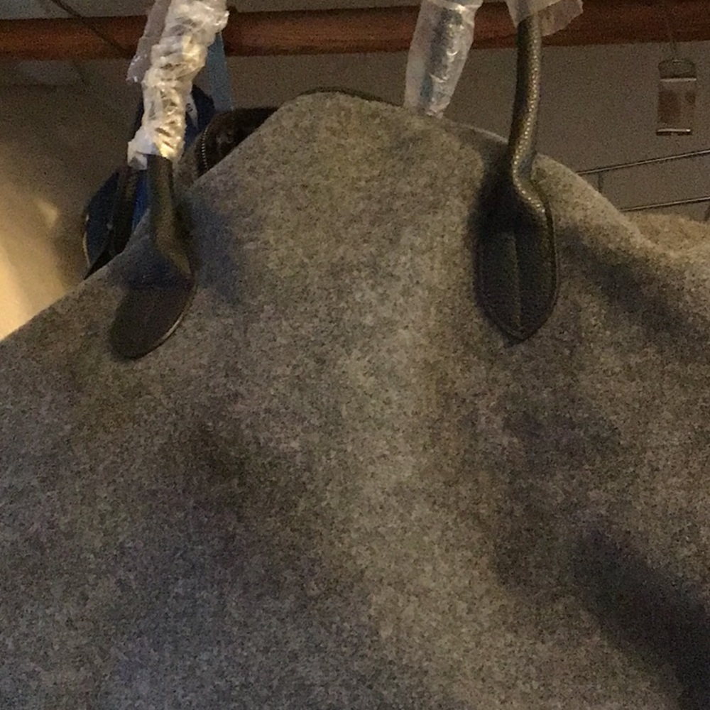 DSW Gray felt duffle bag! Perfect for traveling!!! - Picture 3 of 5